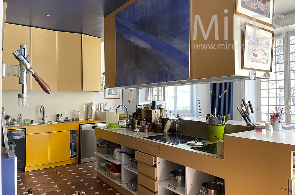 C2092 – Colorful kitchen, central island