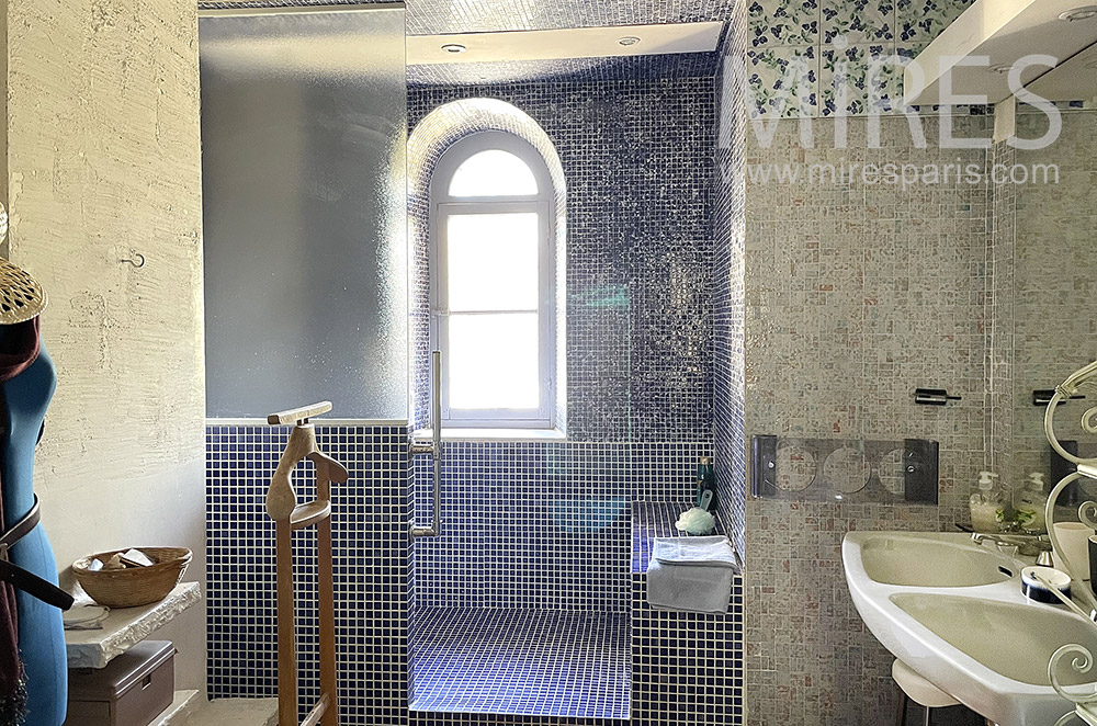 C2092 – Tiled walk-in shower