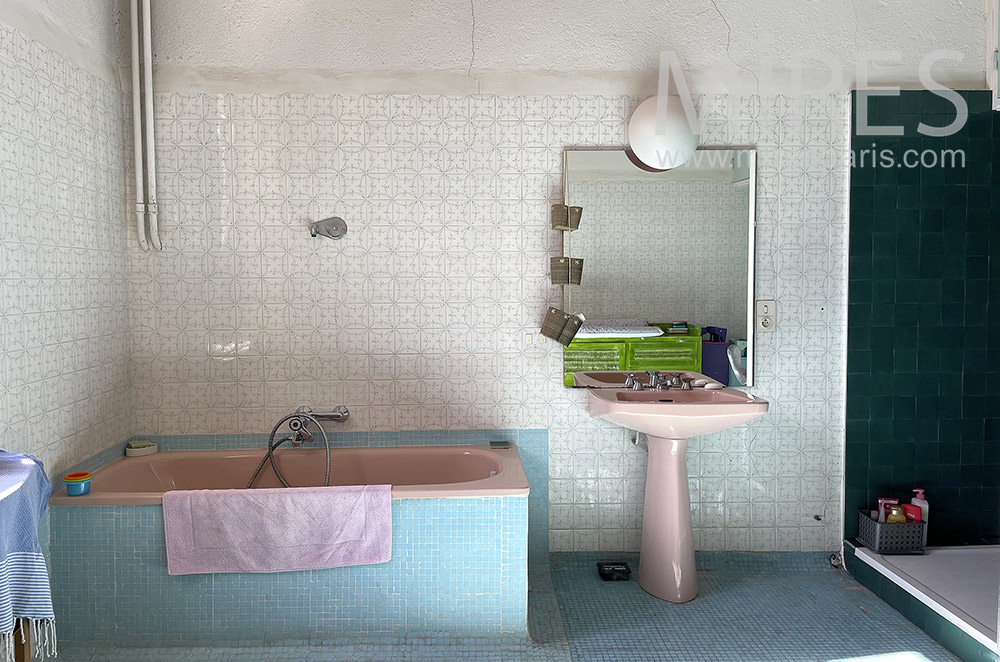 C2092 – Pink bathtub
