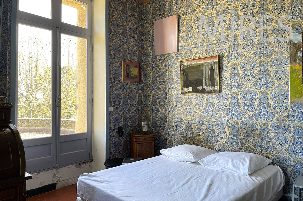 C2092 – Retro bedroom, access to the upper floor terrace