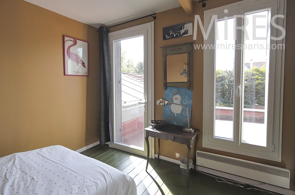 C0330 – Chambre colorée avec terrasse