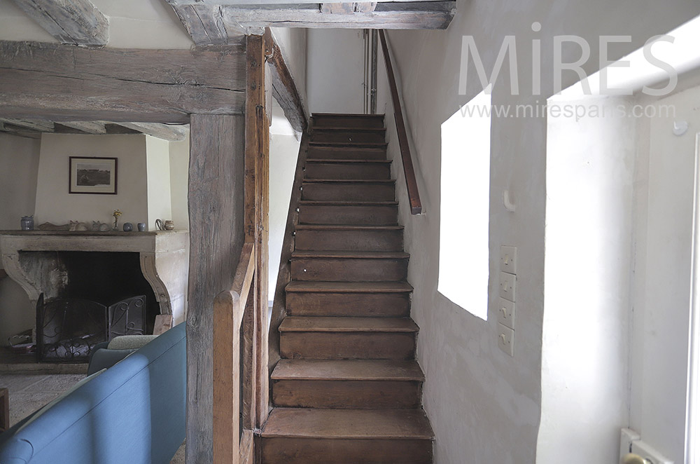 C0796 – Escalier droit en vieux bois