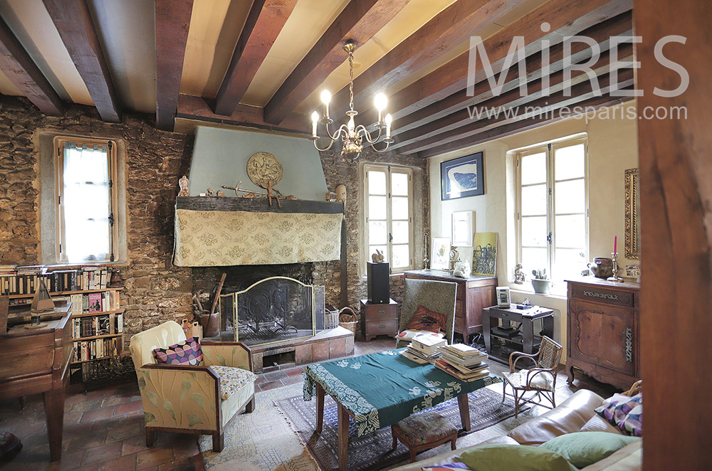 C2099 – Country living room with piano