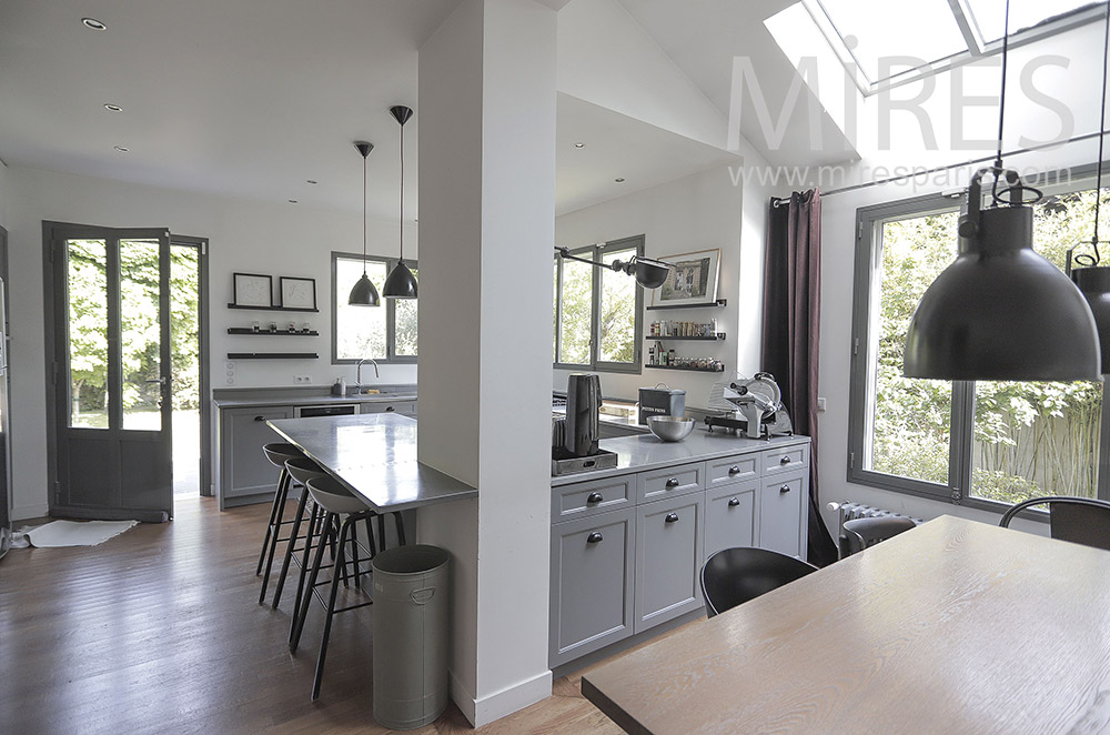 C2103 – Open kitchen with access to the garden