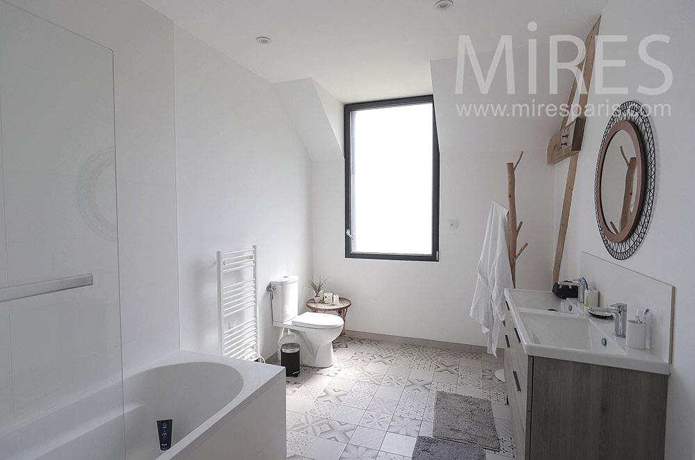 C2104 – White bathroom