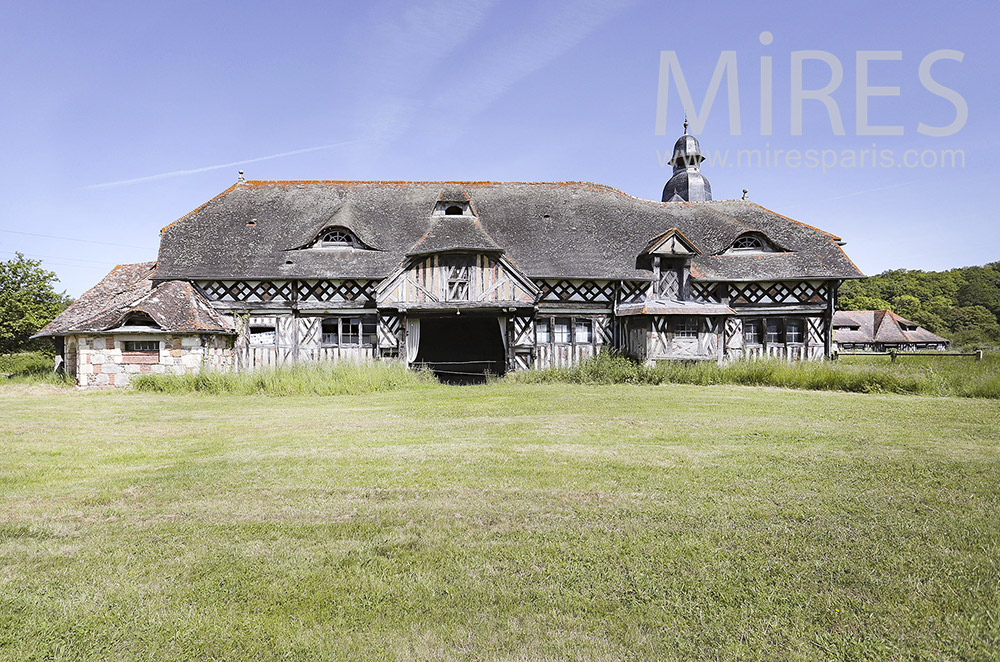 C2105 – Empty farmhouse