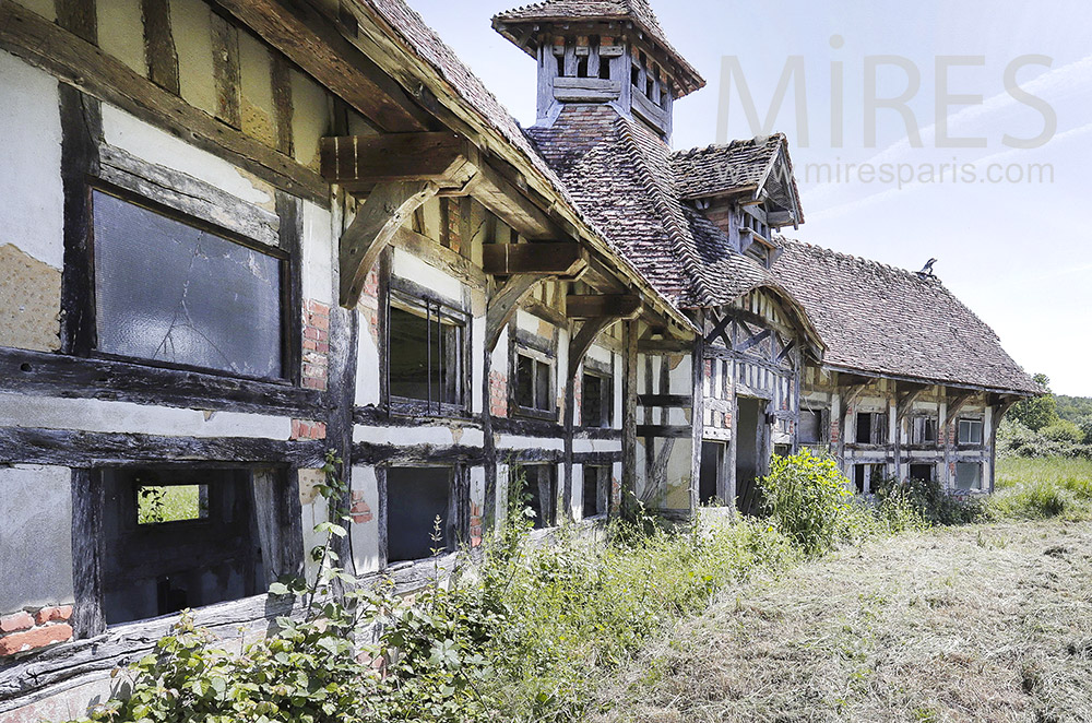 C2105 – Half-timbered stables