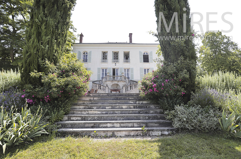 Maison bourgeoise avec piscine. C1028