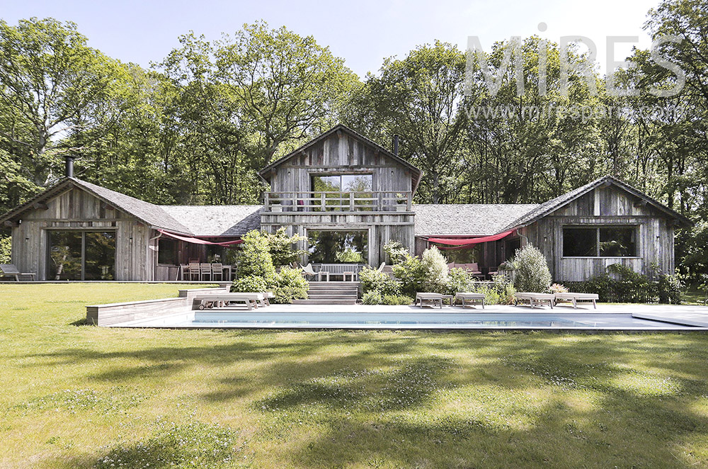 C2110 – Wooden house with swimming pool