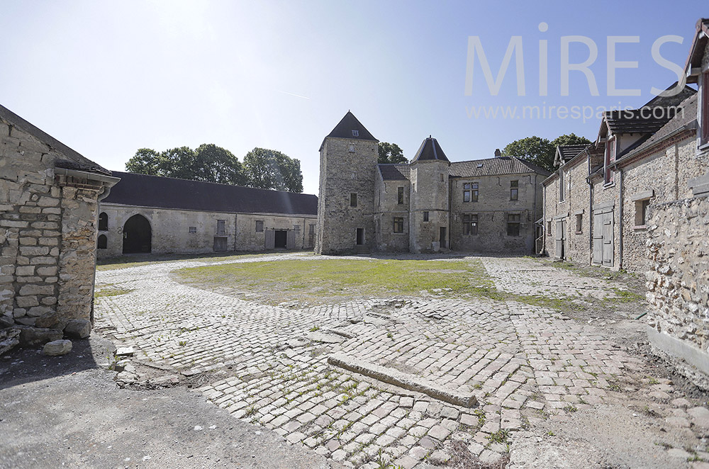 C2112 – 16th century fortified farmhouse