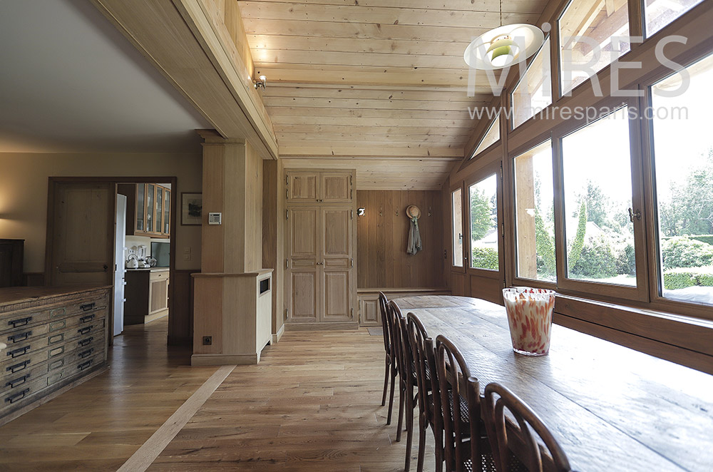 Belle salle à manger en bois. C0296