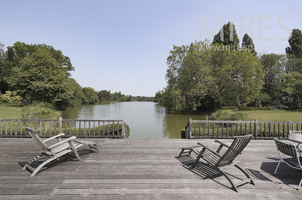 Grande terrasse au bord de l’eau. C0296