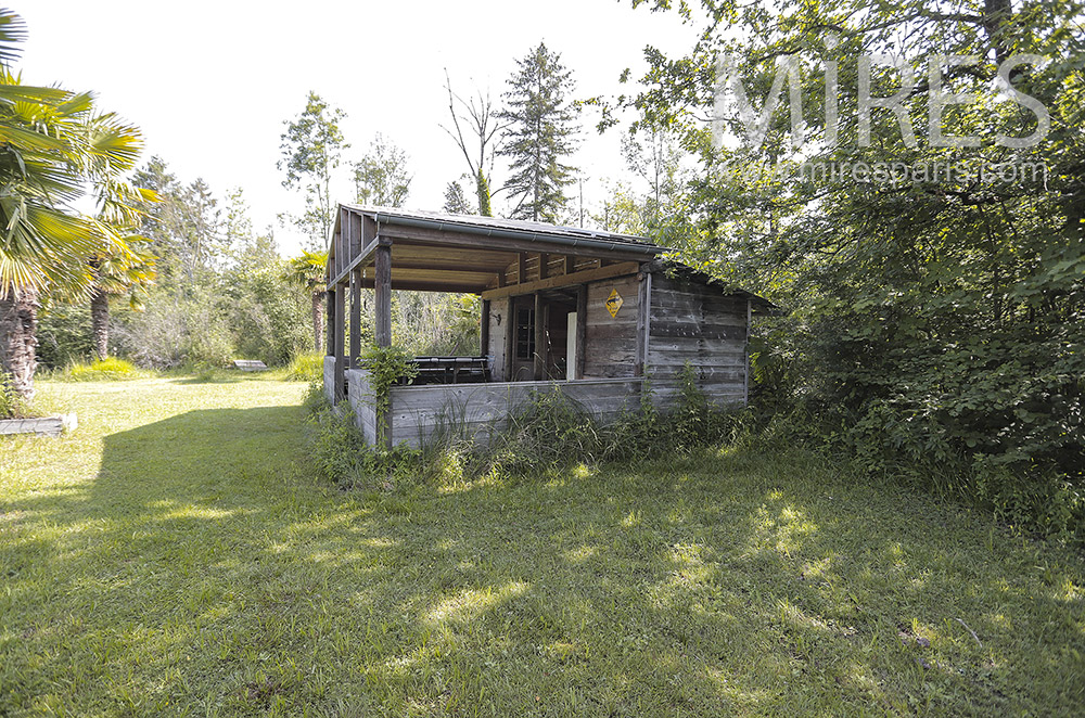 Cabane au fond du jardin. C0296