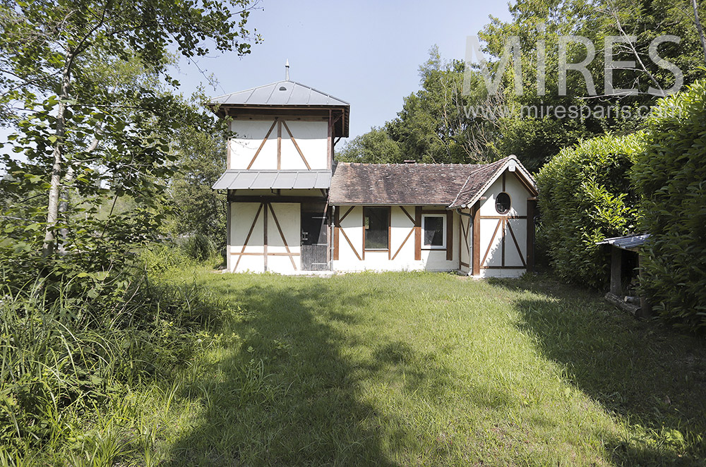 Converted outbuilding on the edge of the lake. C0296