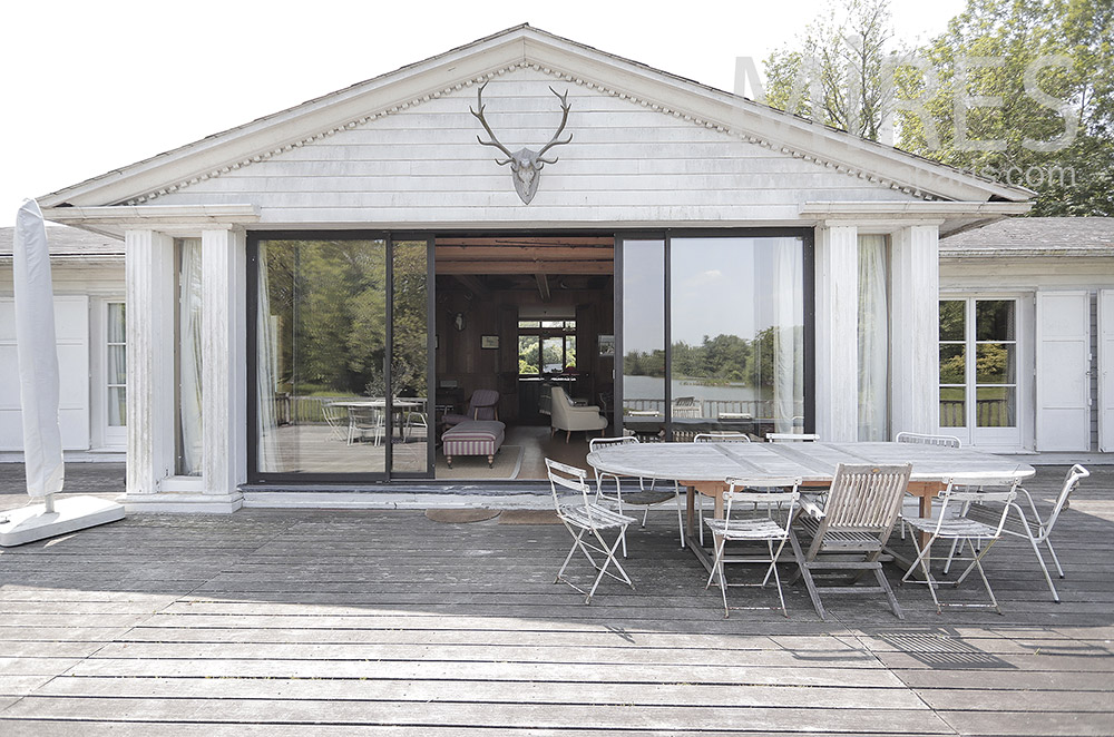 C0296 – American bungalow at the water’s edge