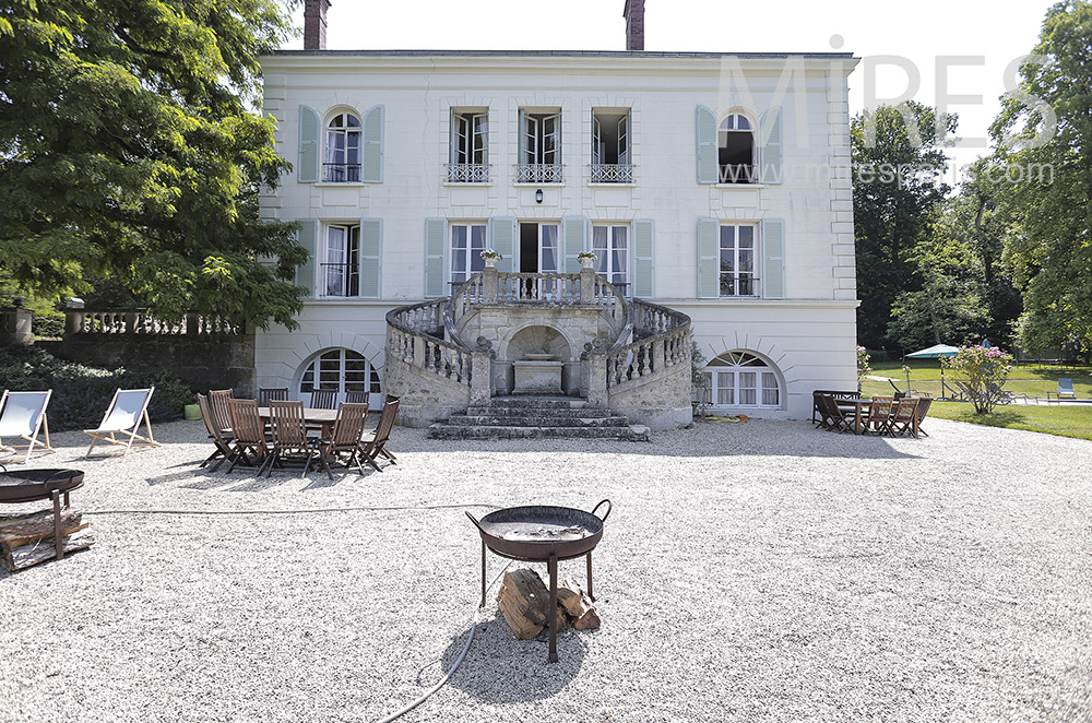 Entrance with double staircase. C1028