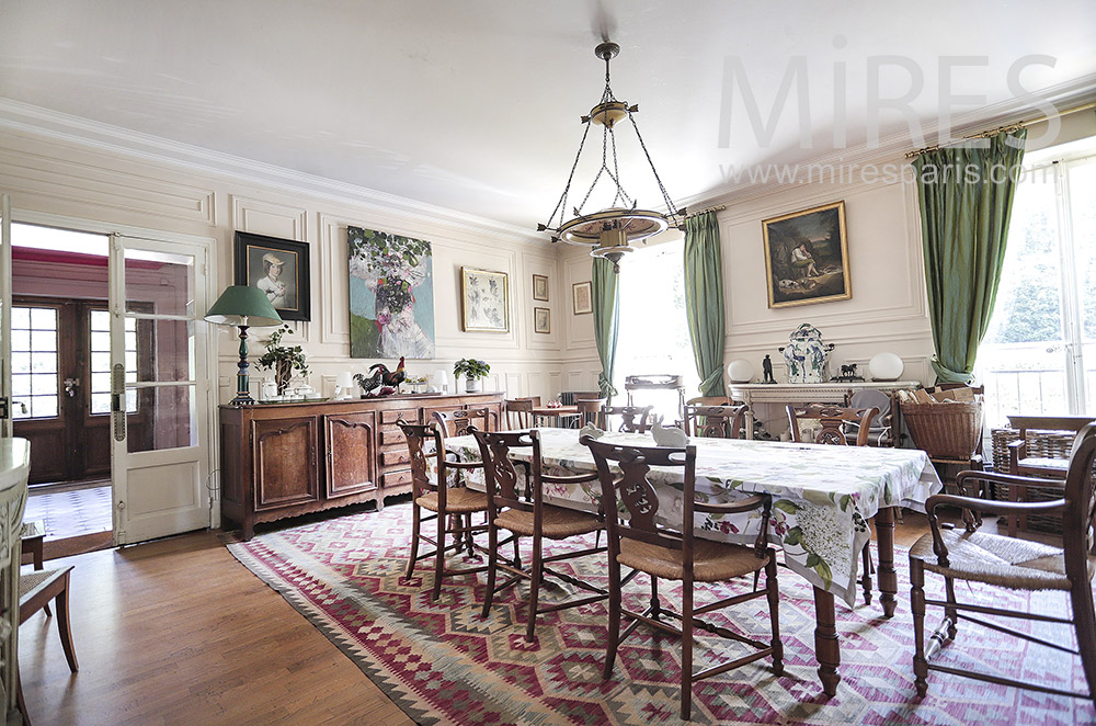 Large classic dining room. C1028