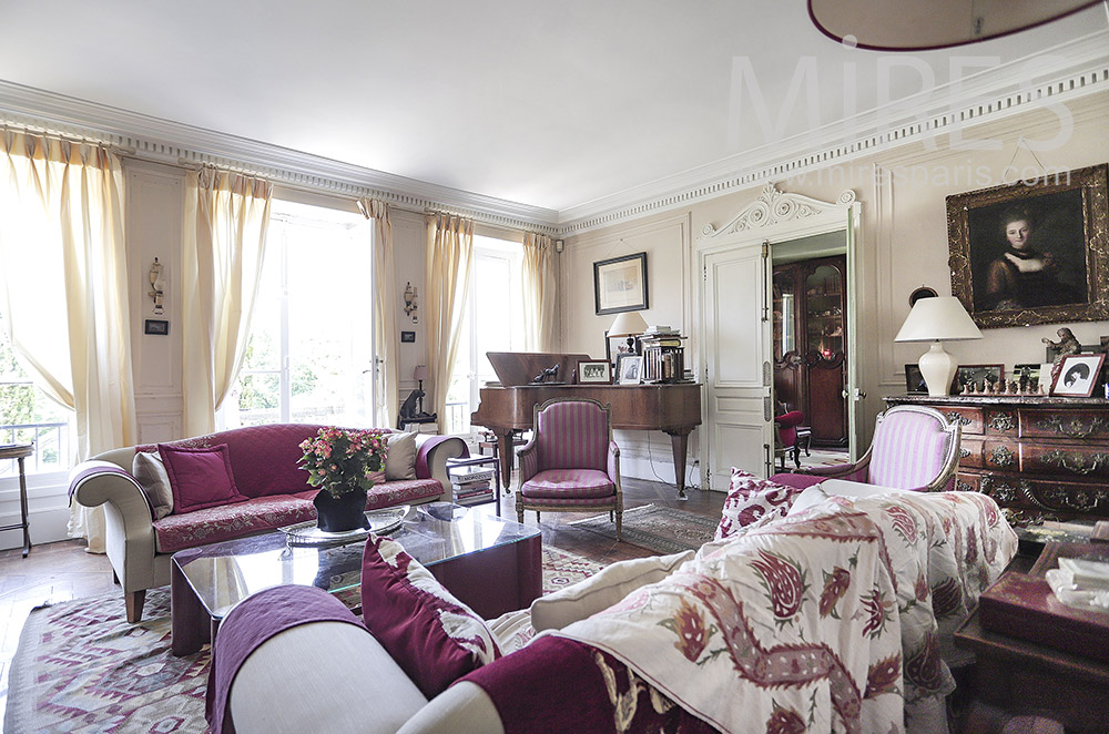 Classic living room with grand piano. C1028