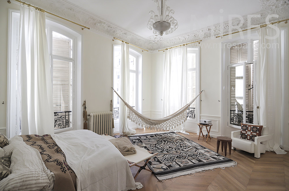 C1237 – Bedroom with hammock