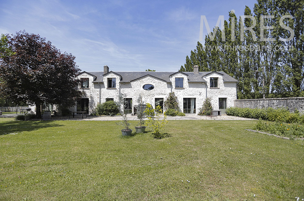 C1410 – Façade blanche côté jardin