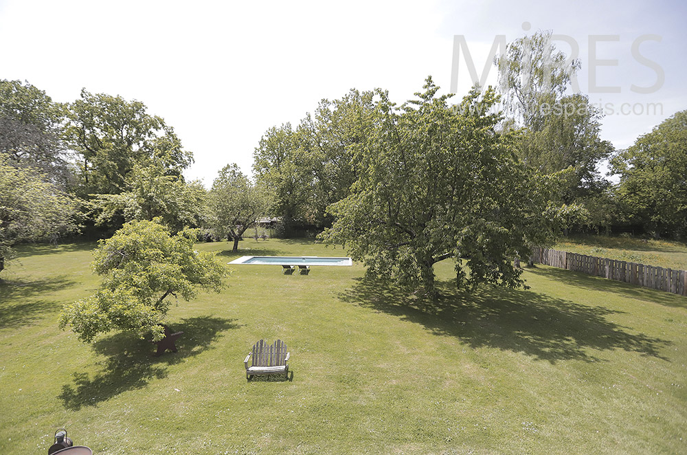 C1410 – Grand jardin avec arbres et piscine