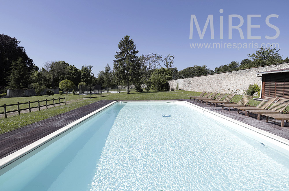 C1533 – Piscine en bord de parc