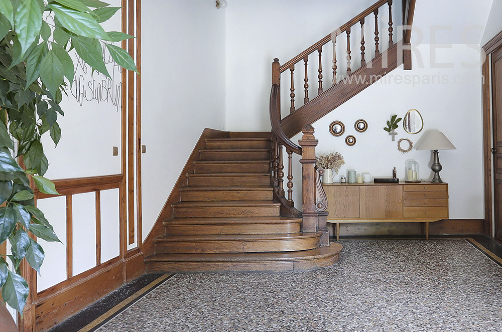 C1954 – Escalier en bois massif