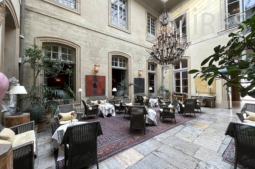 C2093 – Terrasse dans cour intérieure