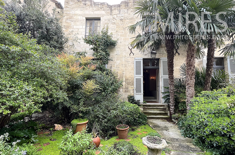 C2093 – Garden and old stones