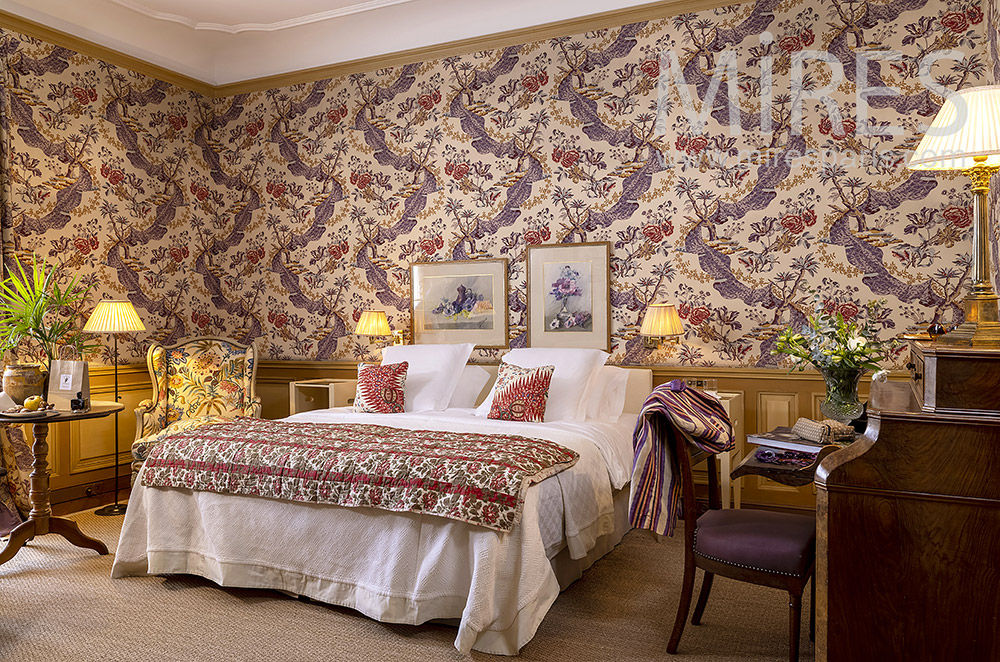 C2093 – Classic bedrooms with wallpaper