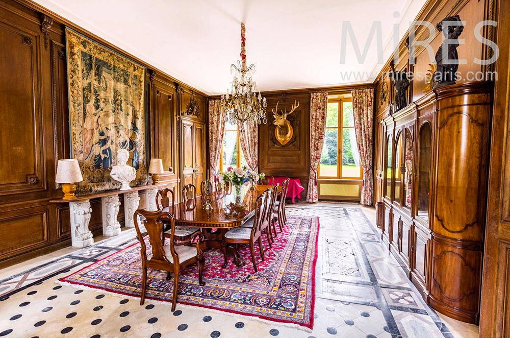 C2094 – Dining room with old woodwork