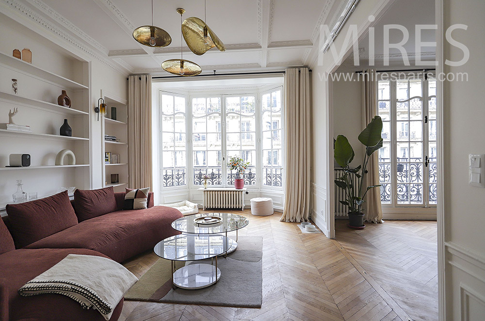 C2106 – Bright living room with bow window