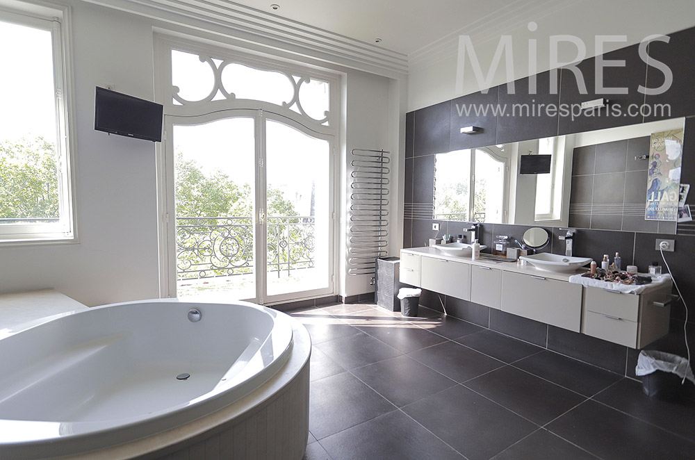 C2108 – Bathroom with balcony