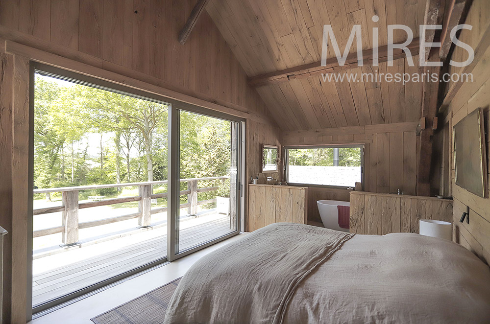 C2110 – Chambre en bois avec baignoire et grand balcon