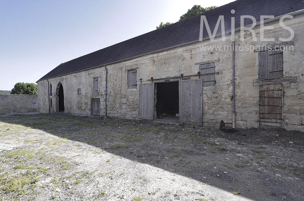 C2112 – Large empty farmhouse