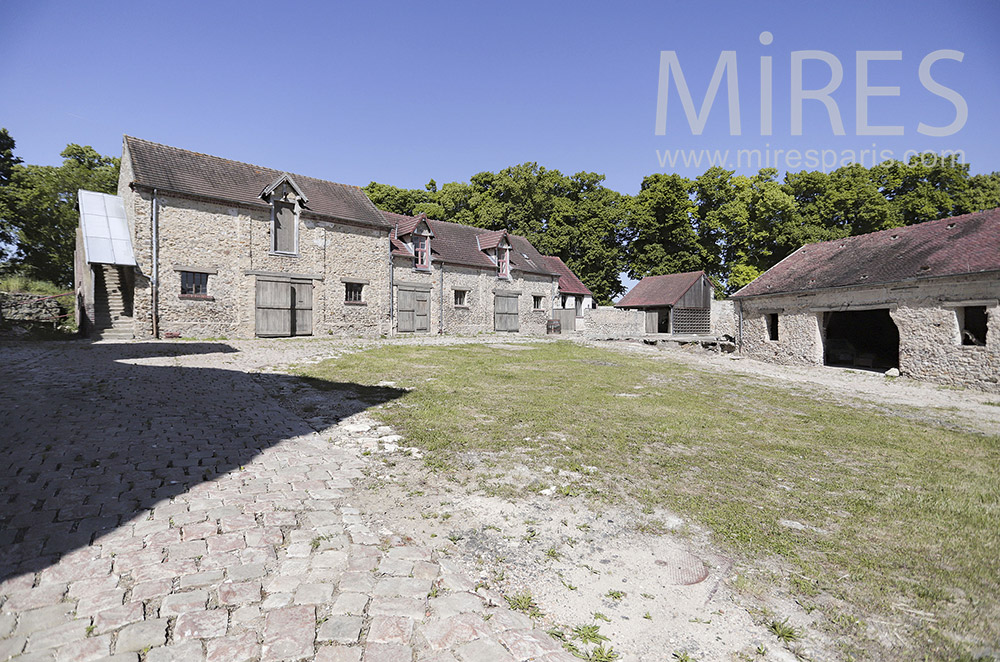 C2112 – Paved courtyard of an old farmhouse