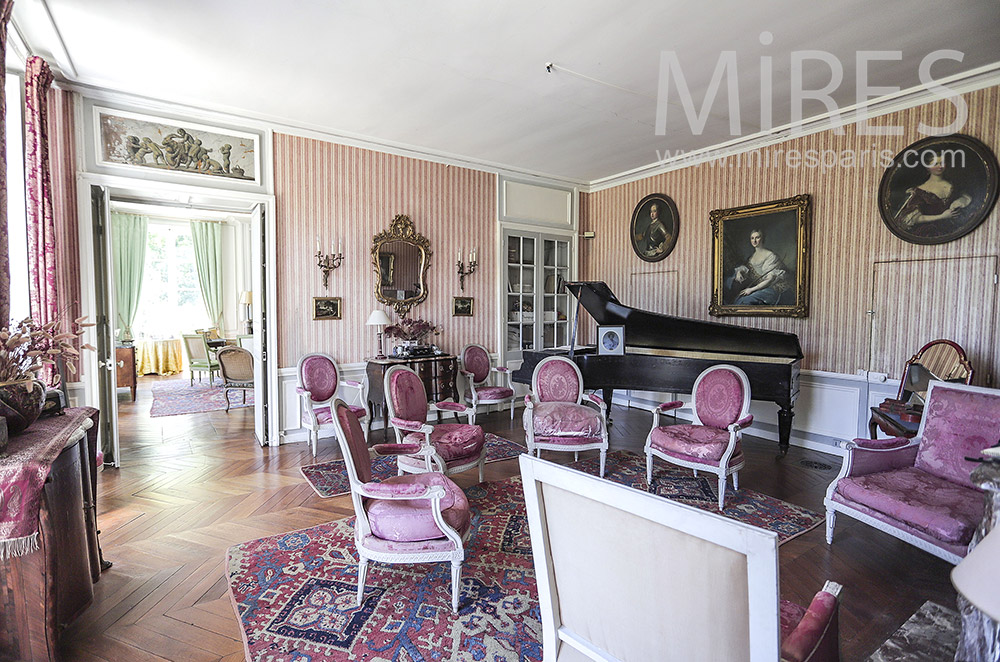 C2115 – Pink living-room