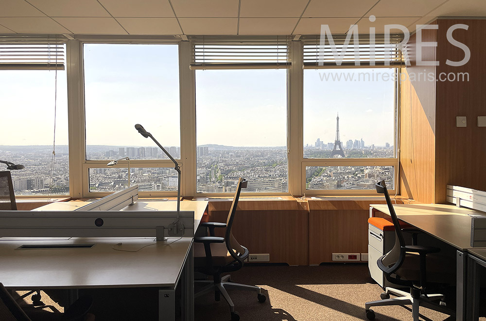 C2116 – Desk with Eiffel Tower view