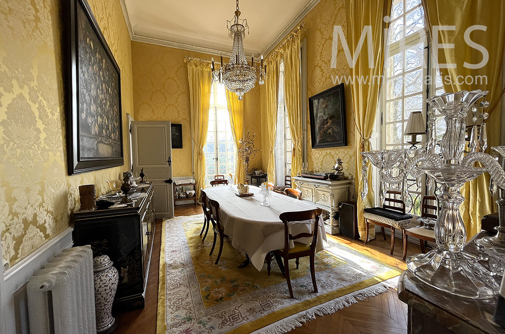 C2117 – Yellow dining room