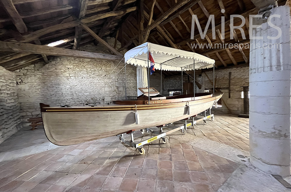 C2117 – Barn and boat