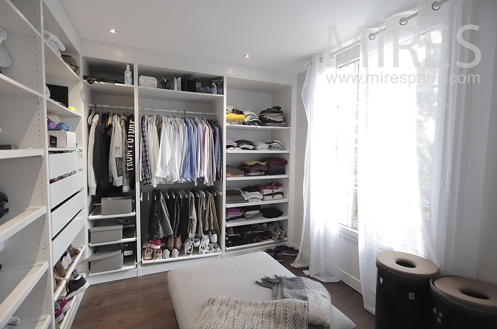 Walk-in closet. C2121