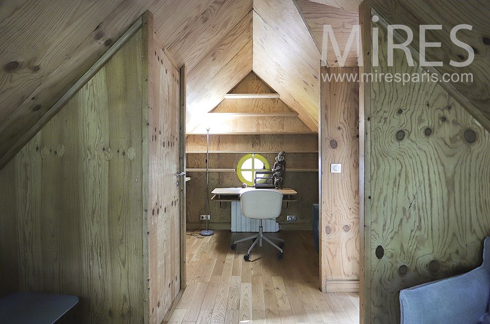 Bureau en bois. C2123