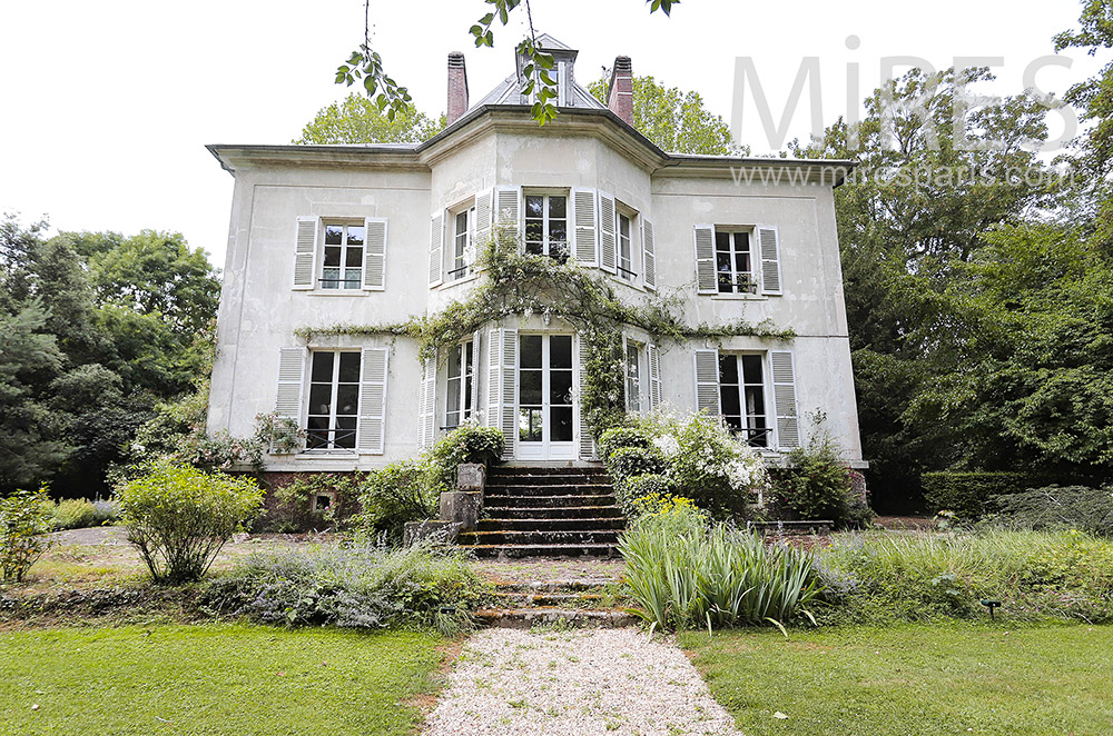 C2126 – Vintage country house