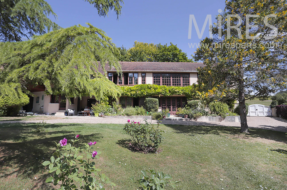 C2136 – Grande maison de campagne, intérieur coloré