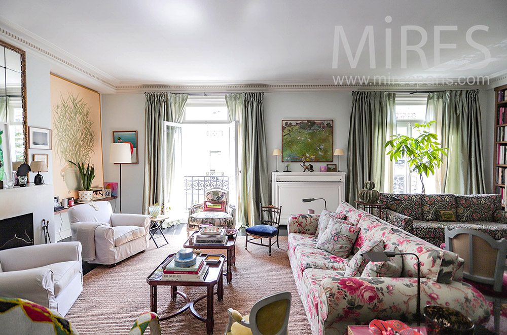 C2142 – Colorful apartment
