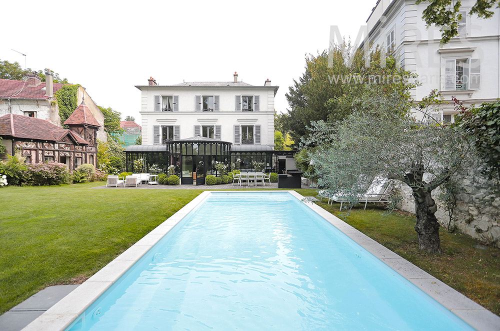 C2131 – House with swimming pool