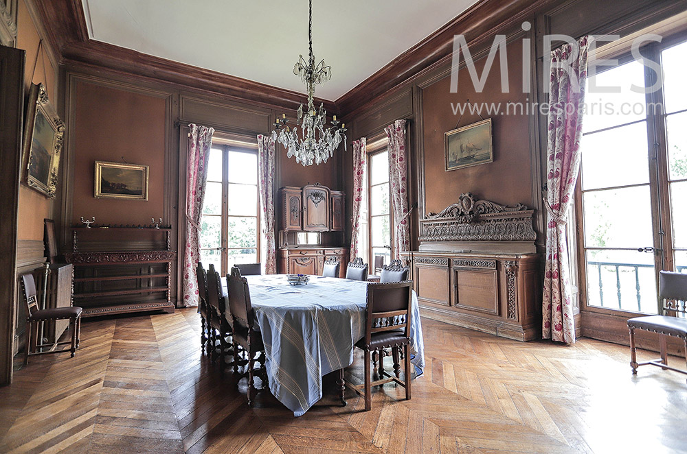 C0333 – Beautiful dining room, old woodwork