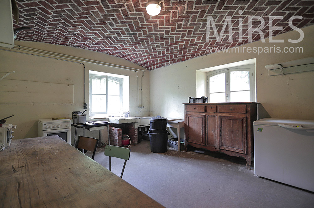 C0333 – Patinated kitchen on the ground floor