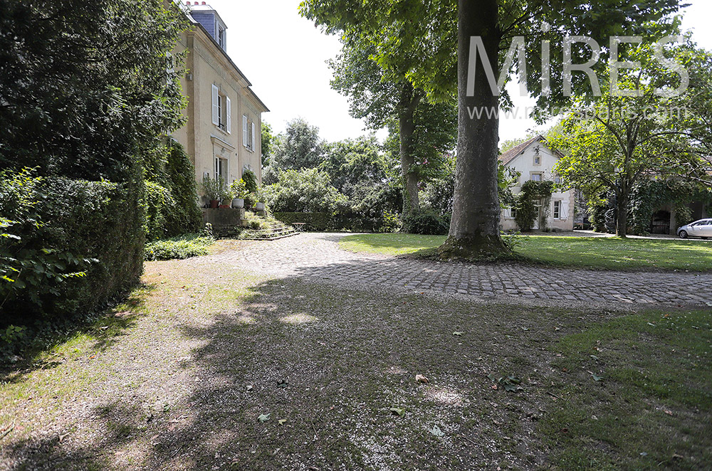 Allée pavée et jardin. C2126