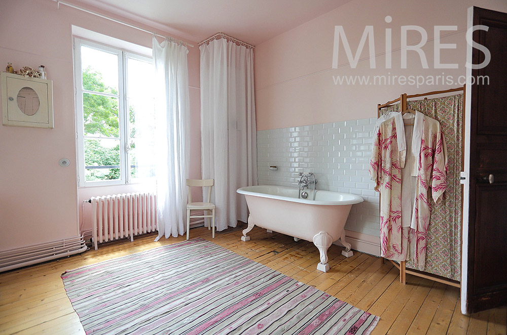 Salle de bain rose. C2126